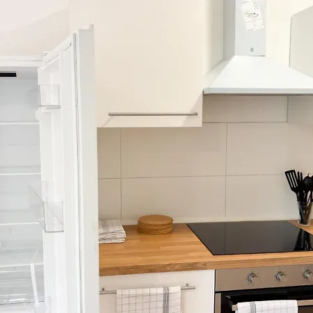 Neue Monteurwohnungen Mit Kueche, Wifi, Parkplaetze, Tv, Balkon, Supermarkt In Der Naehe Apartment