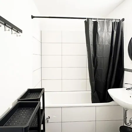 Neue Monteurwohnungen Mit Kueche, Wifi, Parkplaetze, Tv, Balkon, Supermarkt In Der Naehe Apartment Halle (Saale)