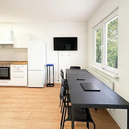 Neue Monteurwohnungen Mit Kueche, Wifi, Parkplaetze, Tv, Balkon, Supermarkt In Der Naehe Apartment Halle (Saale)