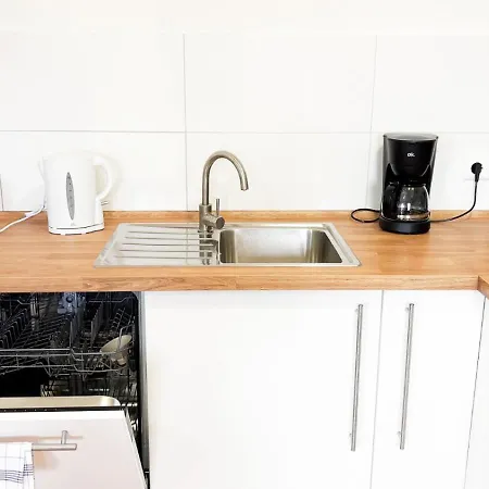 Neue Monteurwohnungen Mit Kueche, Wifi, Parkplaetze, Tv, Balkon, Supermarkt In Der Naehe شقة Halle (Saale)