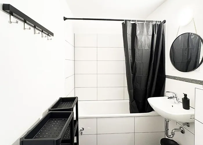 Neue Monteurwohnungen Mit Kueche, Wifi, Parkplaetze, Tv, Balkon, Supermarkt In Der Naehe شقة Halle (Saale)