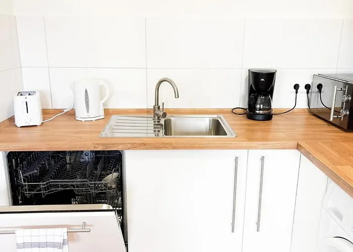 Neue Monteurwohnungen Mit Kueche, Wifi, Parkplaetze, Tv, Balkon, Supermarkt In Der Naehe شقة Halle (Saale)